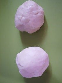 2、黑芝麻酥皮月饼,油皮和油酥的材料分别混合均匀揉成团静置15分钟