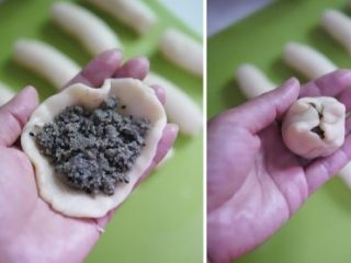 7、黑芝麻酥皮月饼,将馅料放在皮中间，将皮四周向中间折起