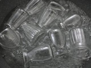 1、小朋友每天都想吃的自制酸奶,把酸奶瓶煮沸消毒。