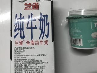 2、小朋友每天都想吃的自制酸奶,准备材料,纯牛奶,风味发酵乳。