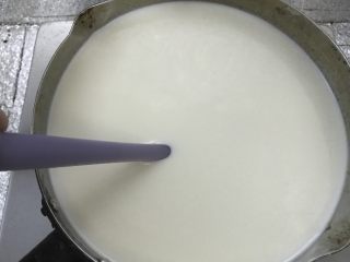 5、小朋友每天都想吃的自制酸奶,取奶锅,把纯牛奶淡奶油白糖倒入,煮至白糖完全融化。