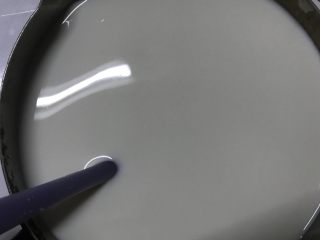 6、小朋友每天都想吃的自制酸奶,奶锅放晾到40℃左右。