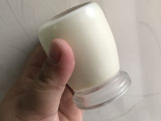 11、小朋友每天都想吃的自制酸奶,发酵好的酸奶倒不出的。