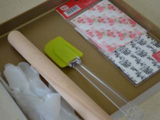 1、花生牛轧糖,提前准备好所需的工具，避免一会手忙脚乱：硅胶刮刀，平底不粘锅，擀面杖，一次性烘焙手套，不粘烤盘，糖纸 。