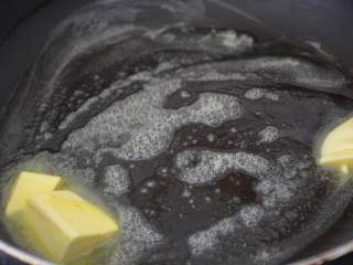 2、花生牛轧糖,把黄油放到平底不粘锅内，小火慢慢融化。