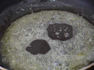 3、花生牛轧糖,融化成液体状。