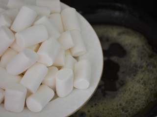 4、花生牛轧糖,倒入棉花糖。