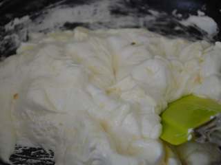 6、花生牛轧糖,让棉花糖慢慢融化。注意：制作全过程要保持小火，避免棉花糖焦化。