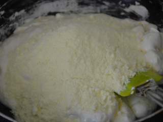 8、花生牛轧糖,刚开始还能看到奶粉颗粒，继续翻拌，手法要快速。