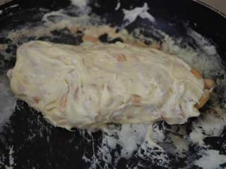 11、花生牛轧糖,快速拌匀即可，关火。