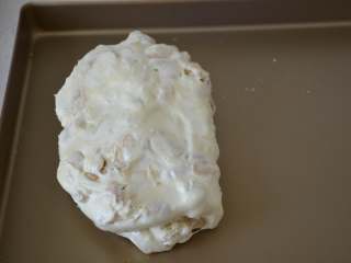 12、花生牛轧糖,倒在不沾烤盘上，稍稍放凉。