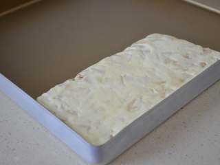 15、花生牛轧糖,两侧用手或刮刀压平整。