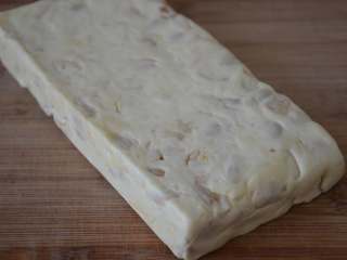 16、花生牛轧糖,静置放凉成型后取出，此时重量约383克。