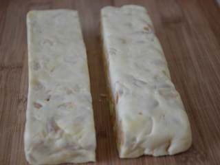 17、花生牛轧糖,用刀切成两半。