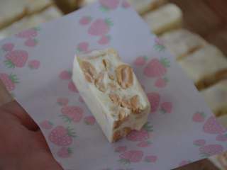 18、花生牛轧糖,用糖纸依次包装。