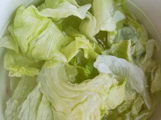 2、早安早餐+清爽照烧鸡沙拉,球型生菜清洗后放冰水泡着，保持脆爽的口感。