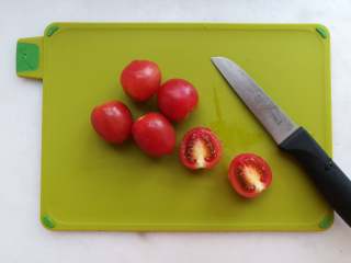 5、早安早餐+清爽照烧鸡沙拉,圣女果对半切开备用。