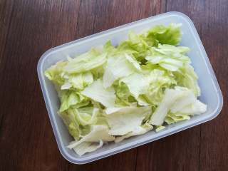 9、早安早餐+清爽照烧鸡沙拉,在容器底部铺上撕碎的生菜。