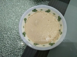 1、炼奶小馒头(烤箱版),酵母与温水融合静置五分钟。