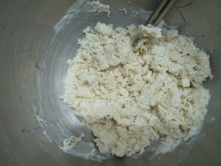 4、炼奶小馒头(烤箱版),用筷子搅拌成絮状