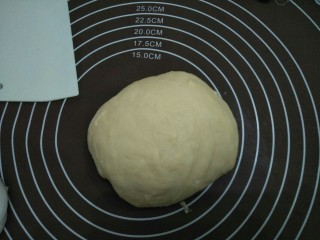 5、炼奶小馒头(烤箱版),揉成光滑不粘手的面团