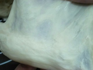 6、炼奶小馒头(烤箱版),取一小块面揉开能看到初步的面筋