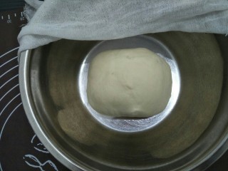 7、炼奶小馒头(烤箱版),将面团放入盘中