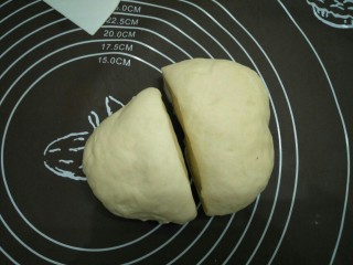 11、炼奶小馒头(烤箱版),将面团平分两份，盖布静置五分钟