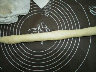 12、炼奶小馒头(烤箱版),将两份面团分别揉成长筒型