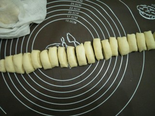 13、炼奶小馒头(烤箱版),切成大约相等的小剂子