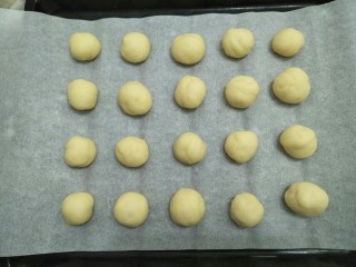 15、炼奶小馒头(烤箱版),将揉好的小馒头胚子放入垫有油纸的烤盘中