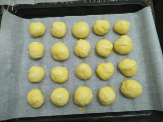 17、炼奶小馒头(烤箱版),在发酵好的馒头胚子上涂一层蛋黄液，喜欢颜色深的可以多涂一次。放入预热好的150度烤箱烤18分钟。烤箱温度根据自家烤箱温度调节。