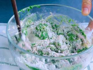 1、树叶蒸饺,用筷子搅拌成絮状，倒在揉面垫上。