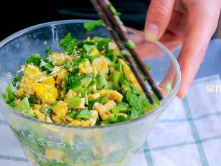 4、树叶蒸饺,搅拌均匀，调味加完可以尝下。