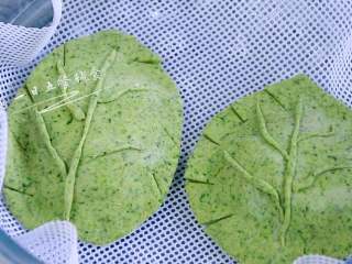 7、树叶蒸饺,再剪些锯齿，用剪下来的面制作些叶脉，冷水上锅蒸15分钟。