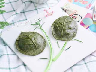 9、树叶蒸饺,吃饭是一件顺其自然的事情，吃多了不必欣喜，吃少了不必发愁。小柚子会说：妈妈宝宝不爱吃青菜。我回他：恩，我知道了。明天他又会跟我说：妈妈，宝宝最喜欢吃青菜。我：恩，那你多吃点。他的想法经常变，今天喜欢吃肉，明天很可能不爱吃肉，好像喜不喜欢都是看心情。不管他如何表现出不喜欢或者说出不喜欢，我不会在他面前提任何他不爱吃什么的话，不想加强他挑食厌食的观念。