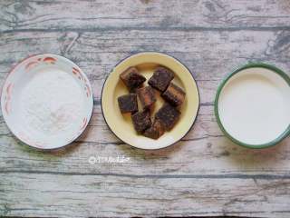 1、脏脏茶,黑糖/30克 木薯粉/100克 水/100克 牛奶/适量