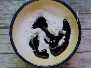 3、脏脏茶,把一半木薯粉倒入滚烫的黑糖水,迅速用筷子搅拌,然后再把另一半倒入,搅拌。记得留一点黑糖汁煮珍珠用