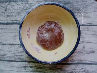 4、脏脏茶,基本拌匀后,取出在案板上揉捻,烫熟的木薯面团非常有韧性,要多用点力气。和揉其他面团一样,湿加粉干加水,揉到不粘手即可。