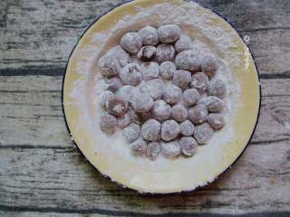 5、脏脏茶,面团切段搓条,切成小粒后挫成圆形