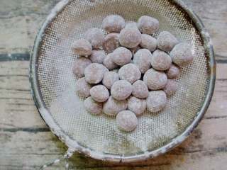 6、脏脏茶,用漏勺抖去多余的粉粉