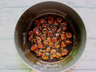 7、脏脏茶,锅烧开水,放入珍珠煮15分钟。加入剩余的黑糖汁,熬至粘稠