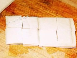 2、蜜汁豆干,一块切8个小方块。