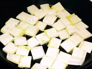 3、蜜汁豆干,锅烧热下适量油，入豆干煎或煸炒至表面金黄。
