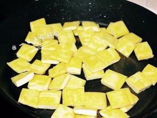 4、蜜汁豆干,一面金黄翻面再让另一面金黄。