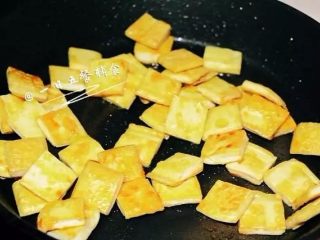 5、蜜汁豆干,然后下入豆腐干炒匀上色。