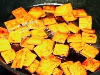 6、蜜汁豆干,锅中加入漫过豆腐干2/3的水，接着加入老抽、盐和蚝油，大火烧开后小火炖煮。