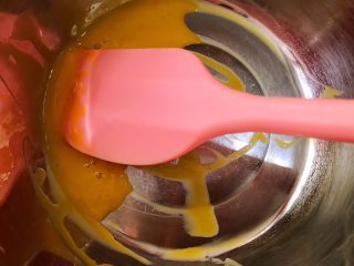 2、巧克力慕斯盒子,蛋黄这个搅散