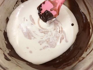 13、巧克力慕斯盒子,把淡奶油倒入巧克力糊里