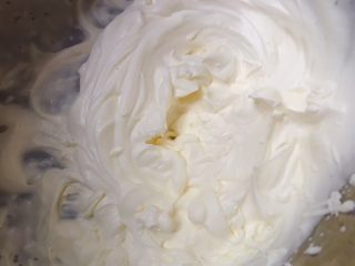 17、巧克力慕斯盒子,打至可以裱花的状态